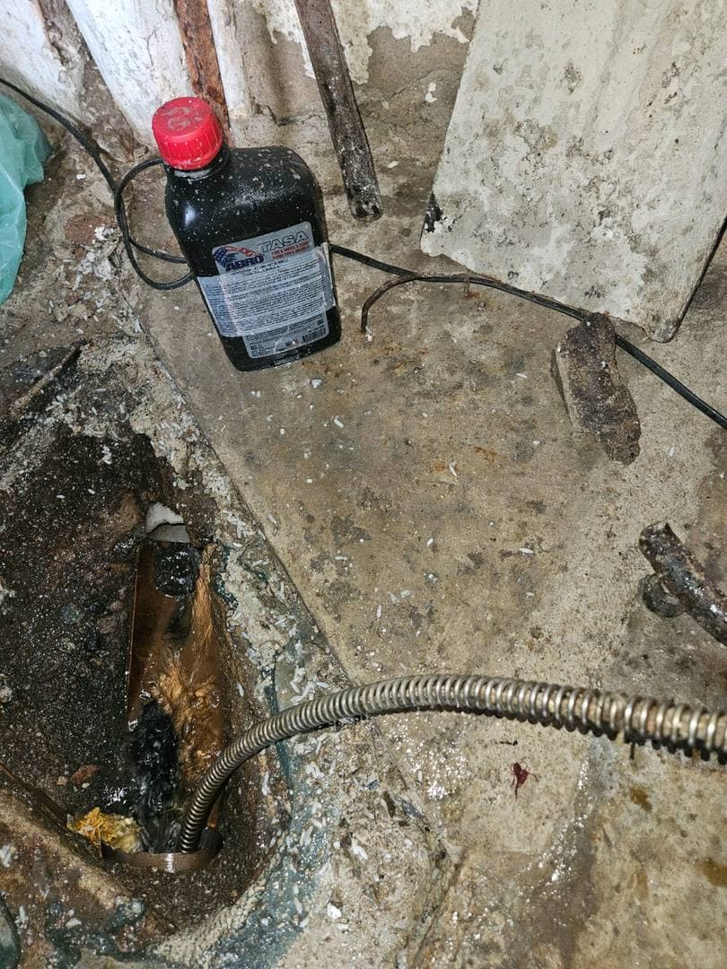 Equipamento de hidrojateamento em acao