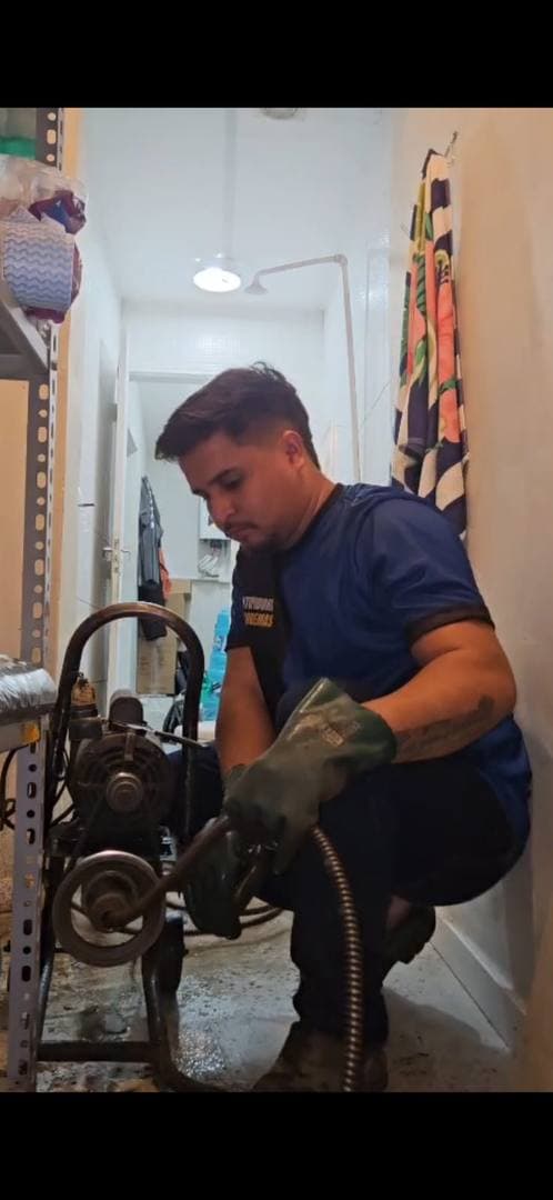 Equipe em atendimento com equipamento