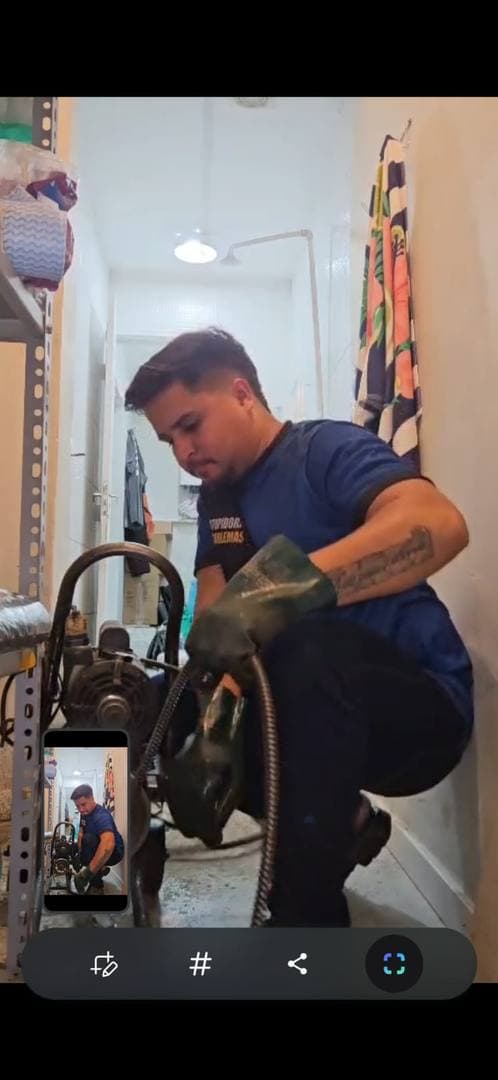 Profissional desentupindo com maquina